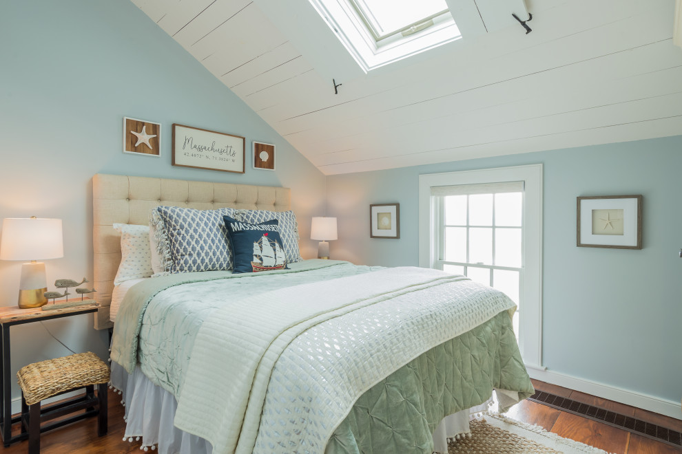 Esempio di una piccola camera degli ospiti costiera con pareti blu e pavimento marrone
