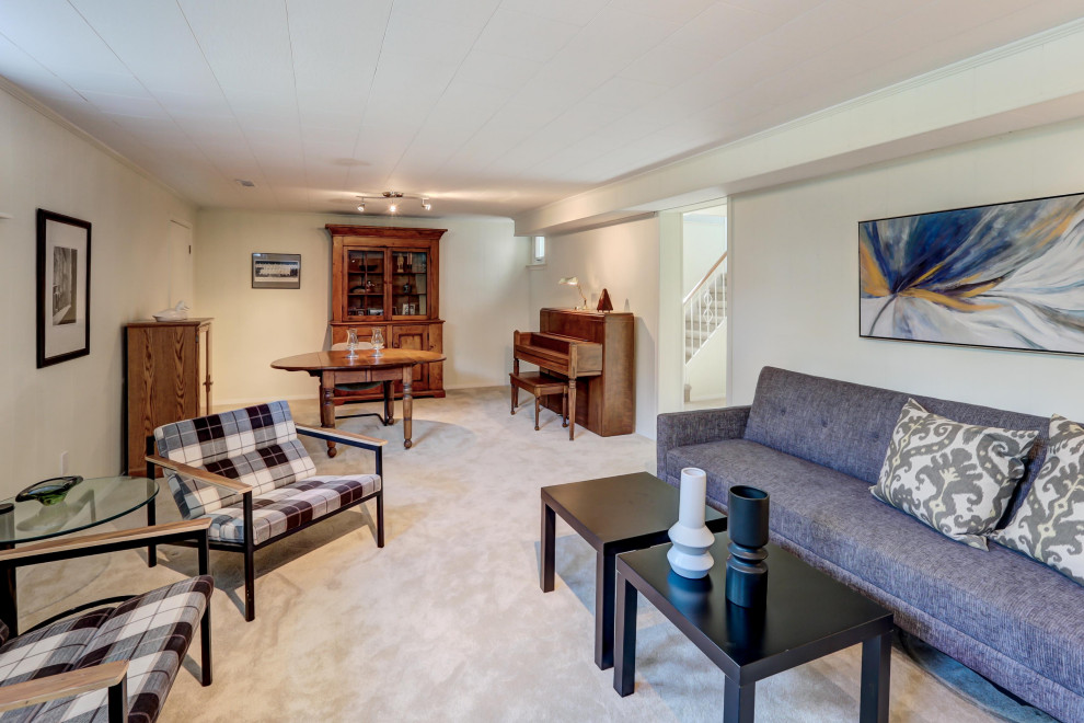 Transitional home design photo in Toronto