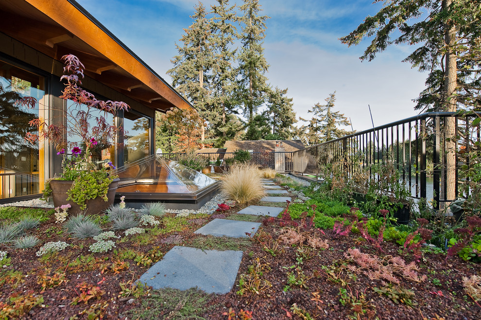 Design ideas for a contemporary rooftop full sun garden in Vancouver.