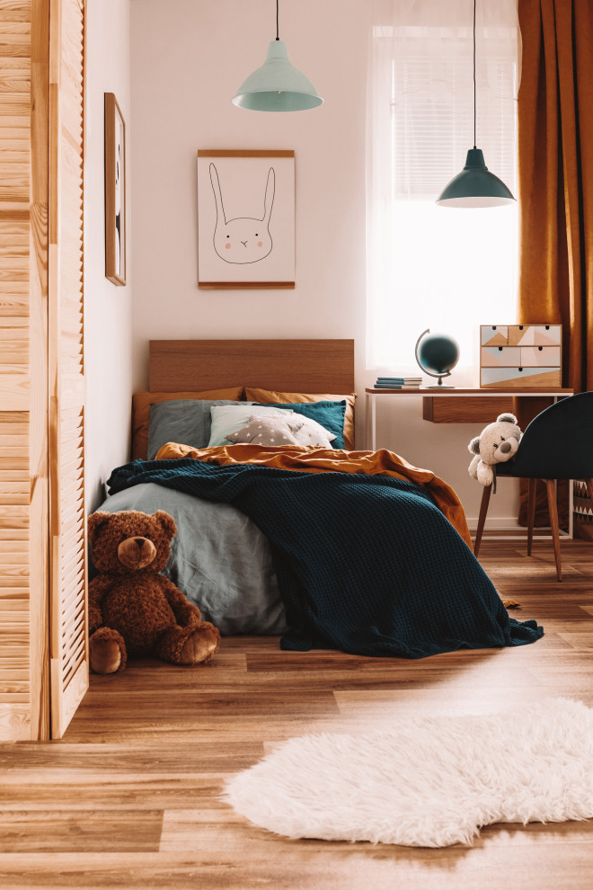 Idéer för att renovera ett mellanstort funkis pojkrum kombinerat med sovrum och för 4-10-åringar, med vita väggar, laminatgolv och flerfärgat golv