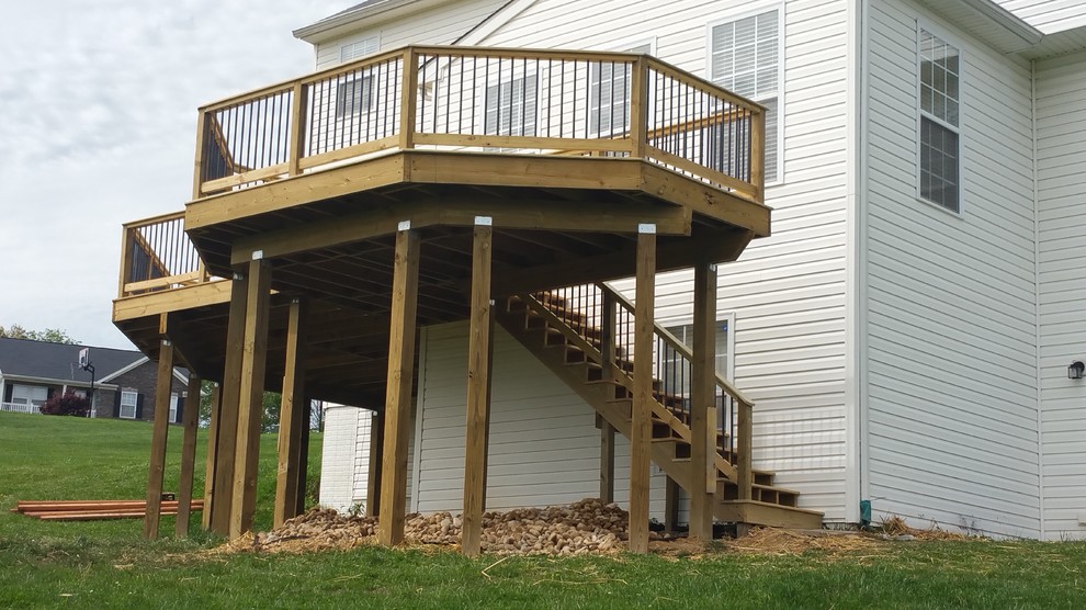 Large arts and crafts deck photo