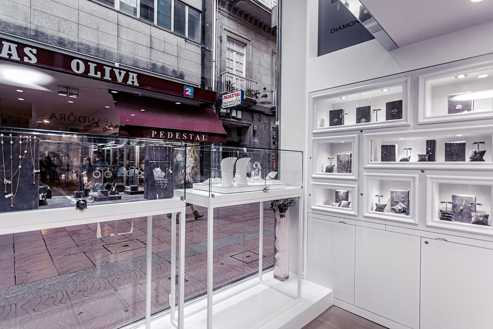 El antes y el despues de un local comercial Antes Zapateria  Ahora Joyeria.