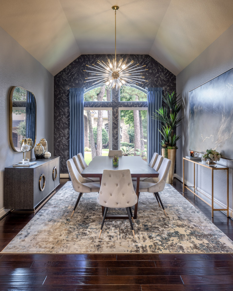 Mittelgroße Klassische Wohnküche mit grauer Wandfarbe, Keramikboden, beigem Boden und Tapetenwänden in Houston
