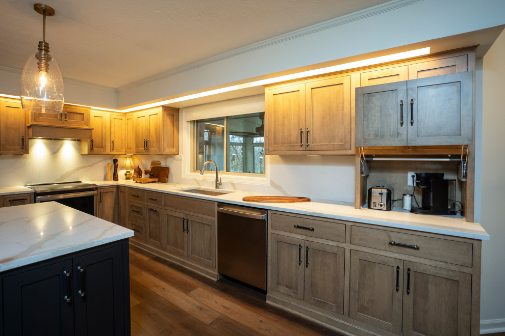 Large transitional l-shaped medium tone wood floor and brown floor eat-in kitchen photo with a single-bowl sink, shaker cabinets, medium tone wood cabinets, quartz countertops, white backsplash, quartz backsplash, stainless steel appliances, an island and white countertops