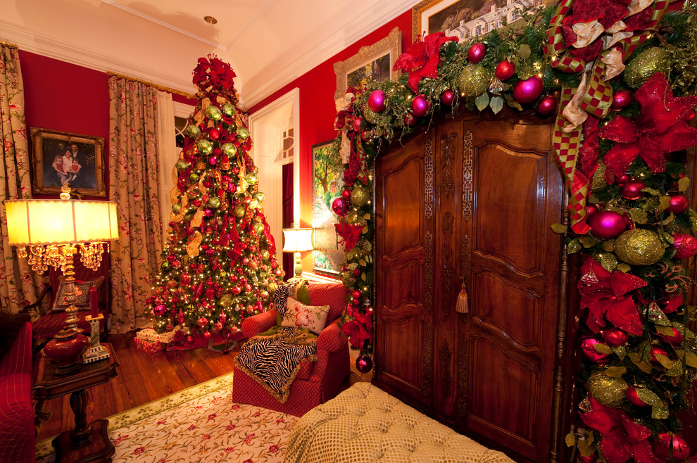 Стильный дизайн: гостиная комната в классическом стиле с красными стенами - последний тренд
