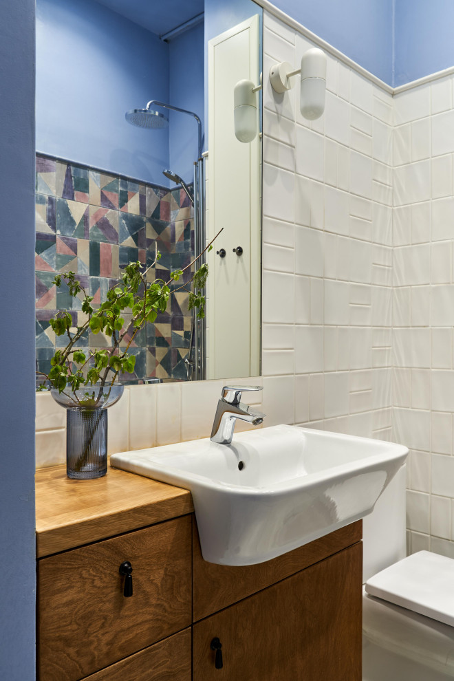 Пример оригинального дизайна: маленькая главная, серо-белая ванная комната в современном стиле с плоскими фасадами, коричневыми фасадами, ванной в нише, раздельным унитазом, белой плиткой, керамической плиткой, белыми стенами, полом из керамогранита, врезной раковиной, столешницей из дерева, серым полом, шторкой для ванной, коричневой столешницей, тумбой под одну раковину и напольной тумбой для на участке и в саду