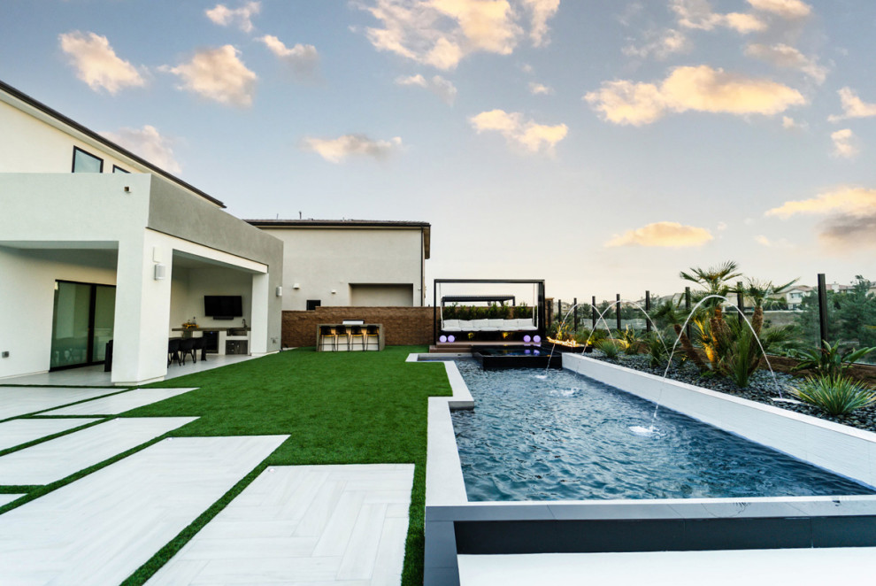 Свежая идея для дизайна: угловой бассейн среднего размера на заднем дворе в стиле модернизм с покрытием из плитки - отличное фото интерьера