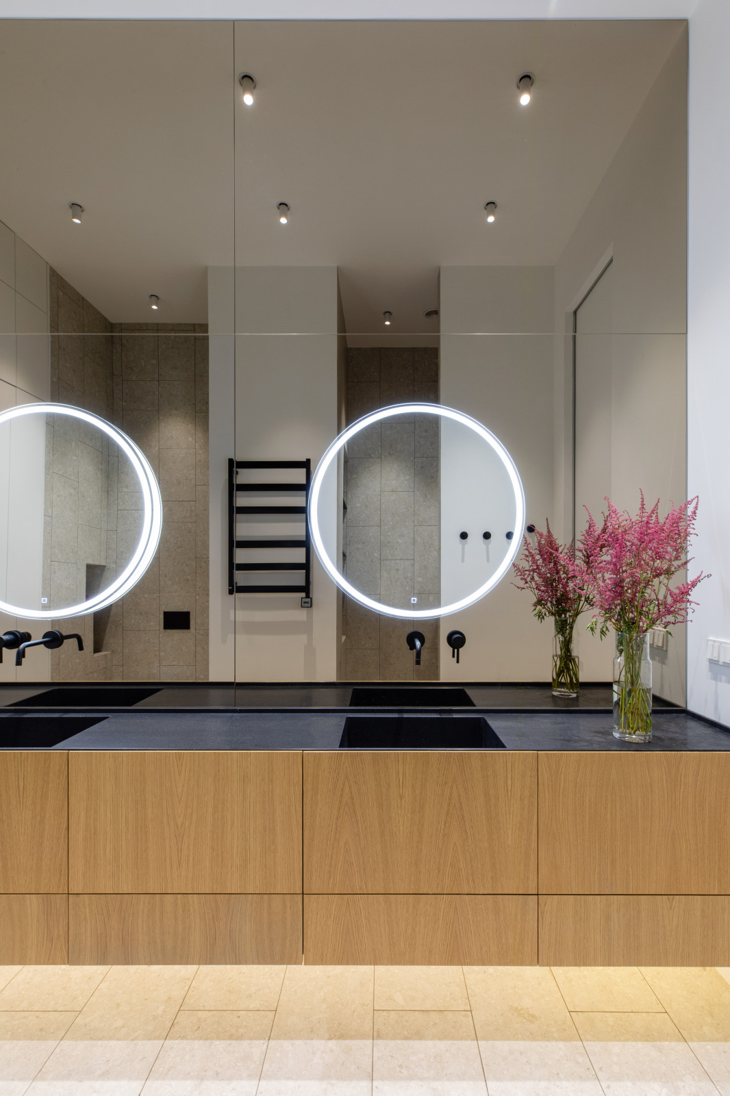 Минималистичная квартира в лофт-апартаментах в Москве