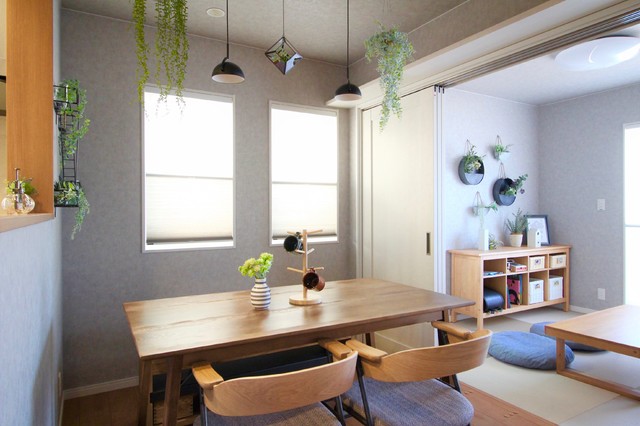 【ソリッドラフ ＆ボタニカル】片づけが楽になる家 moderno-sala-da-pranzo