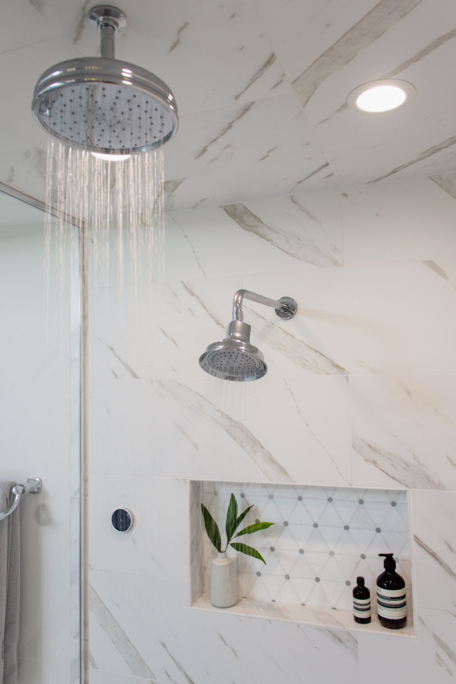 Idéer för stora vintage vitt en-suite badrum, med skåp i shakerstil, grå skåp, ett fristående badkar, grå väggar, grått golv och dusch med gångjärnsdörr