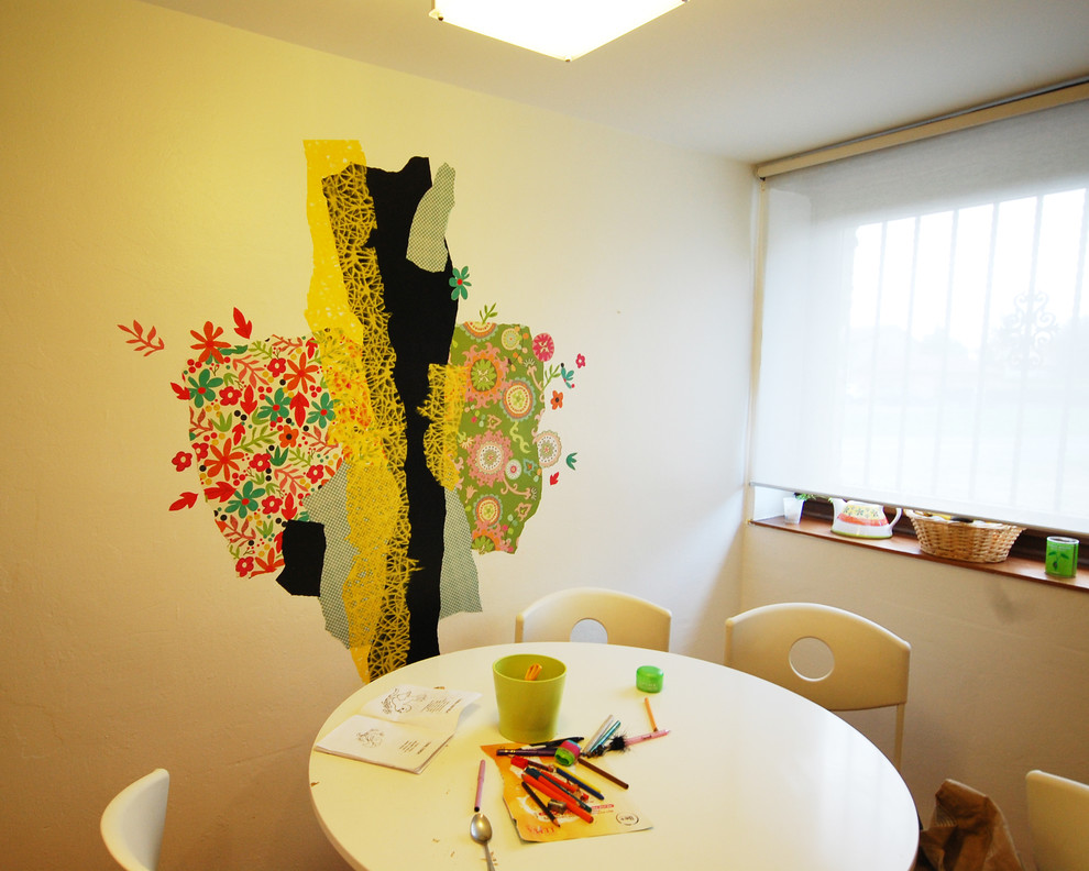 Imagen de comedor de estilo de casa de campo grande abierto con paredes blancas, suelo de baldosas de cerámica y suelo marrón