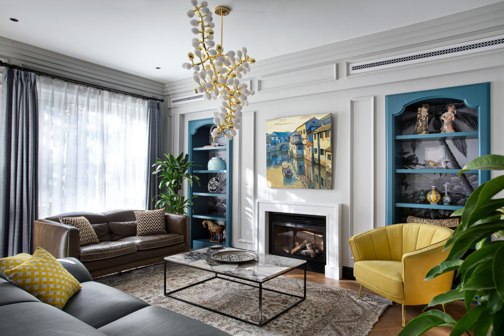 На фото: гостиная комната в современном стиле с коричневым диваном