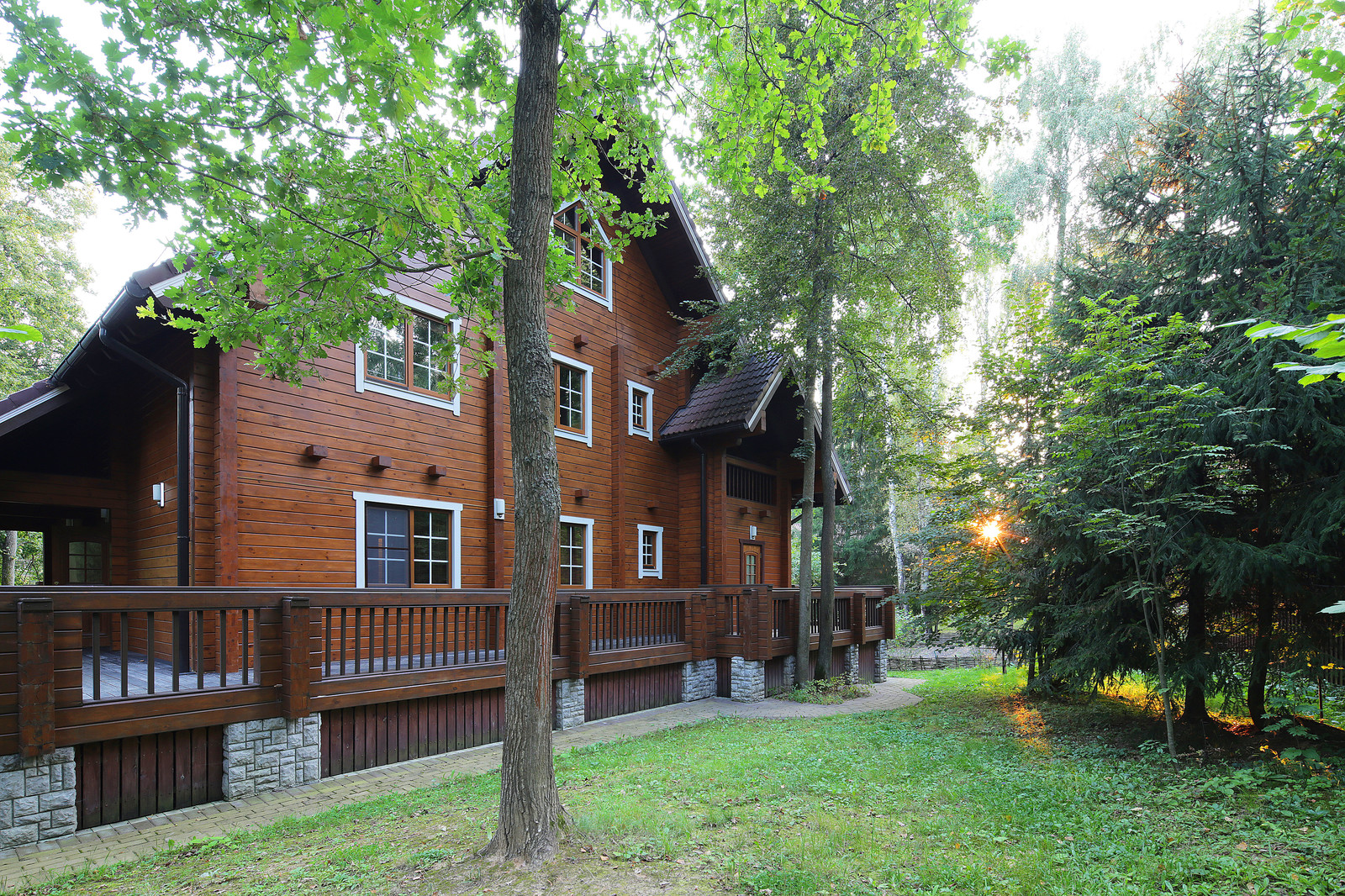 Дом из клееного бруса с цокольным этажом и американской террасой