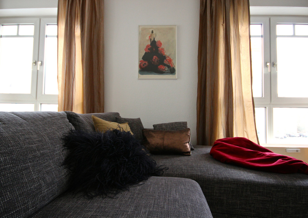 Großes, Repräsentatives, Offenes Modernes Wohnzimmer ohne Kamin mit weißer Wandfarbe, hellem Holzboden, freistehendem TV und braunem Boden in Frankfurt am Main