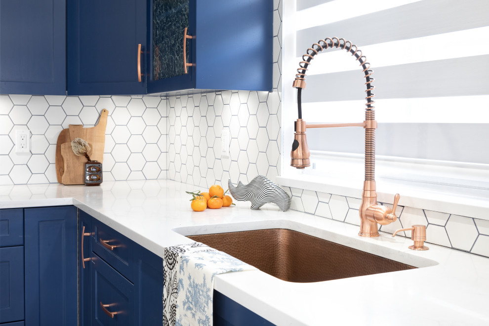 Esempio di una cucina minimalista di medie dimensioni con lavello a vasca singola, ante in stile shaker, ante blu, top in quarzite, paraspruzzi bianco, paraspruzzi con piastrelle in ceramica, elettrodomestici in acciaio inossidabile, pavimento in laminato, pavimento beige e top bianco