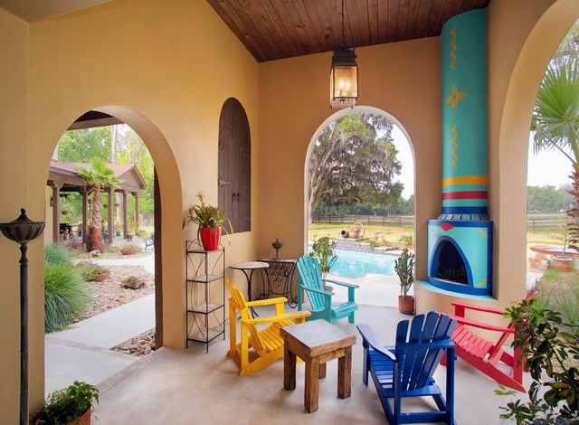 Covered Porch & Fireplace amerikanischer-suedwesten-patio