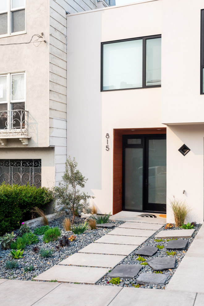 Mittelgroßes, Zweistöckiges Modernes Einfamilienhaus mit Putzfassade, weißer Fassadenfarbe, Satteldach, Ziegeldach und rotem Dach in San Francisco