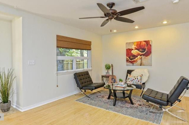 Example of a transitional home design design in Austin