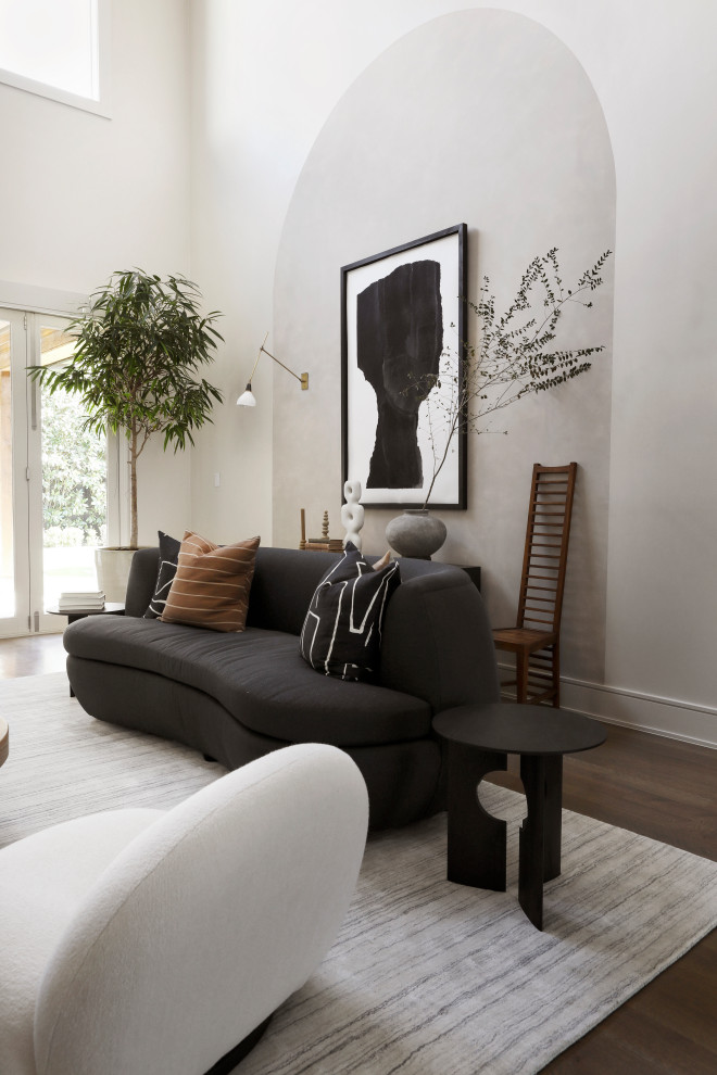 Idee per un grande soggiorno minimal aperto con pareti bianche, pavimento in legno massello medio e TV nascosta