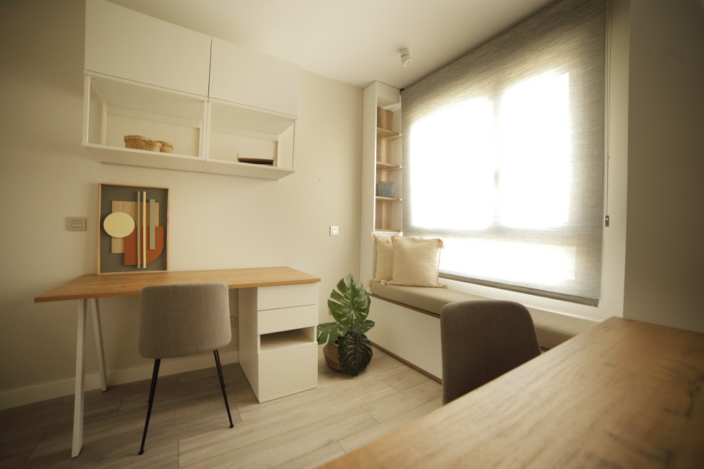 На фото: кабинет среднего размера в стиле модернизм с бежевыми стенами, светлым паркетным полом, серым полом и обоями на стенах