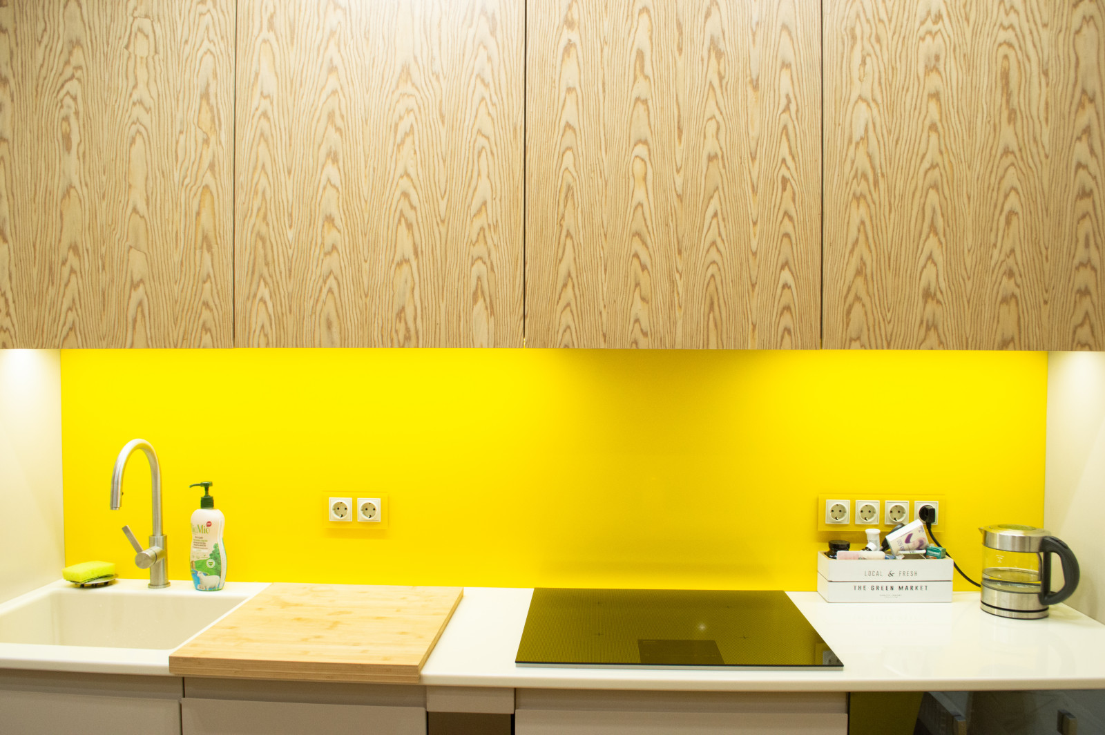 Яркая современная кухня