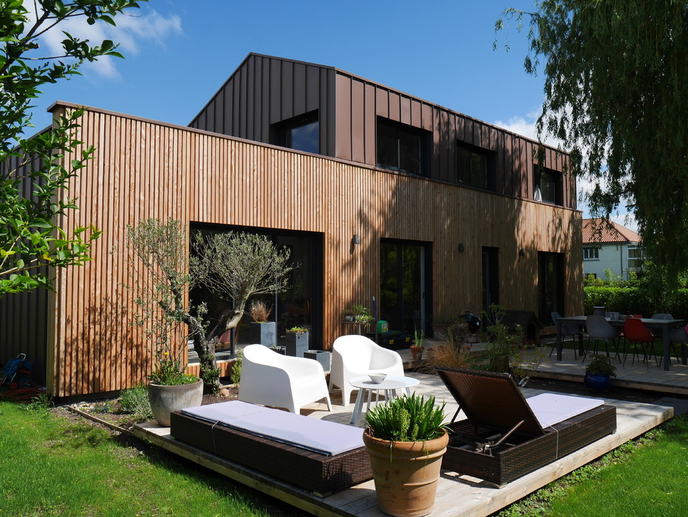 Design ideas for a mid-sized contemporary deck in Clermont-Ferrand with a container garden and no cover.