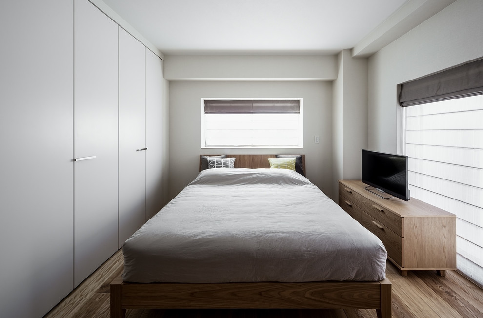 神戸にあるコンテンポラリースタイルのおしゃれな寝室 (白い壁、無垢フローリング、茶色い床)