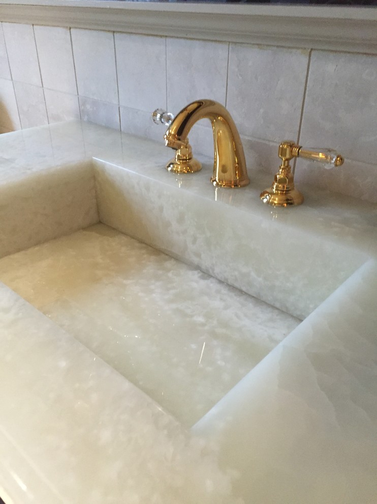 Inspiration for a transitional home design remodel in Toronto