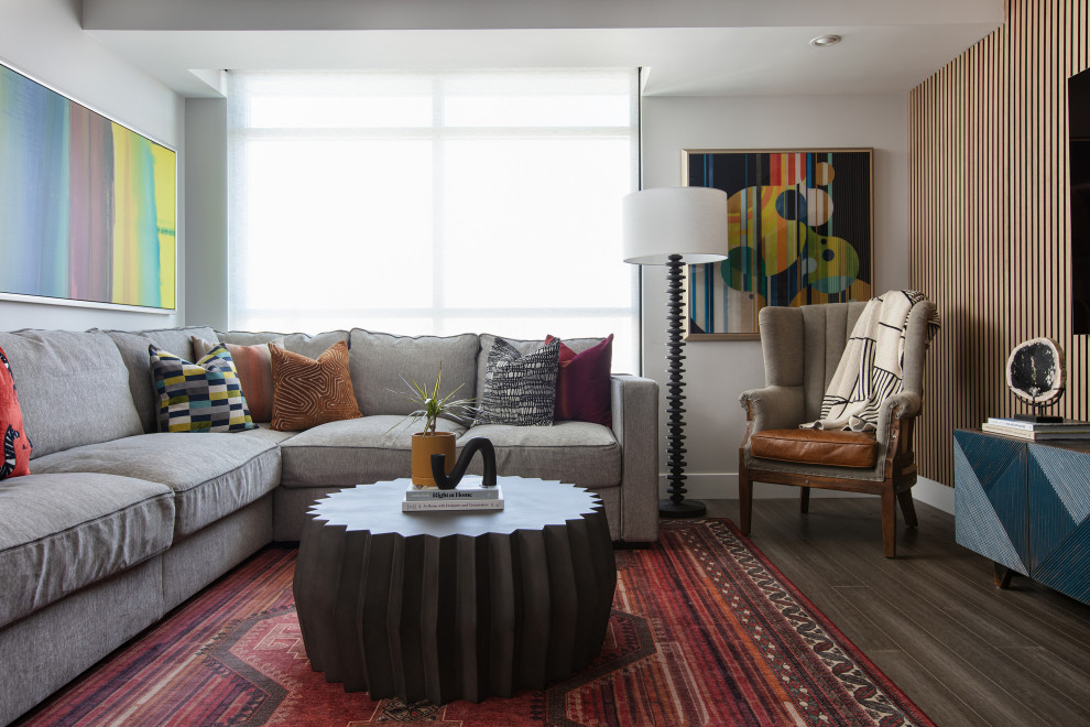 Eklektisches Wohnzimmer mit weißer Wandfarbe, dunklem Holzboden, TV-Wand und braunem Boden in San Diego