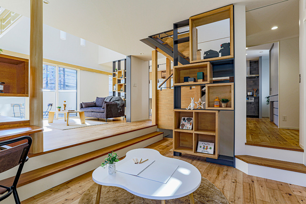 На фото: гостиная комната в стиле модернизм с полом из фанеры, коричневым полом, потолком с обоями и обоями на стенах