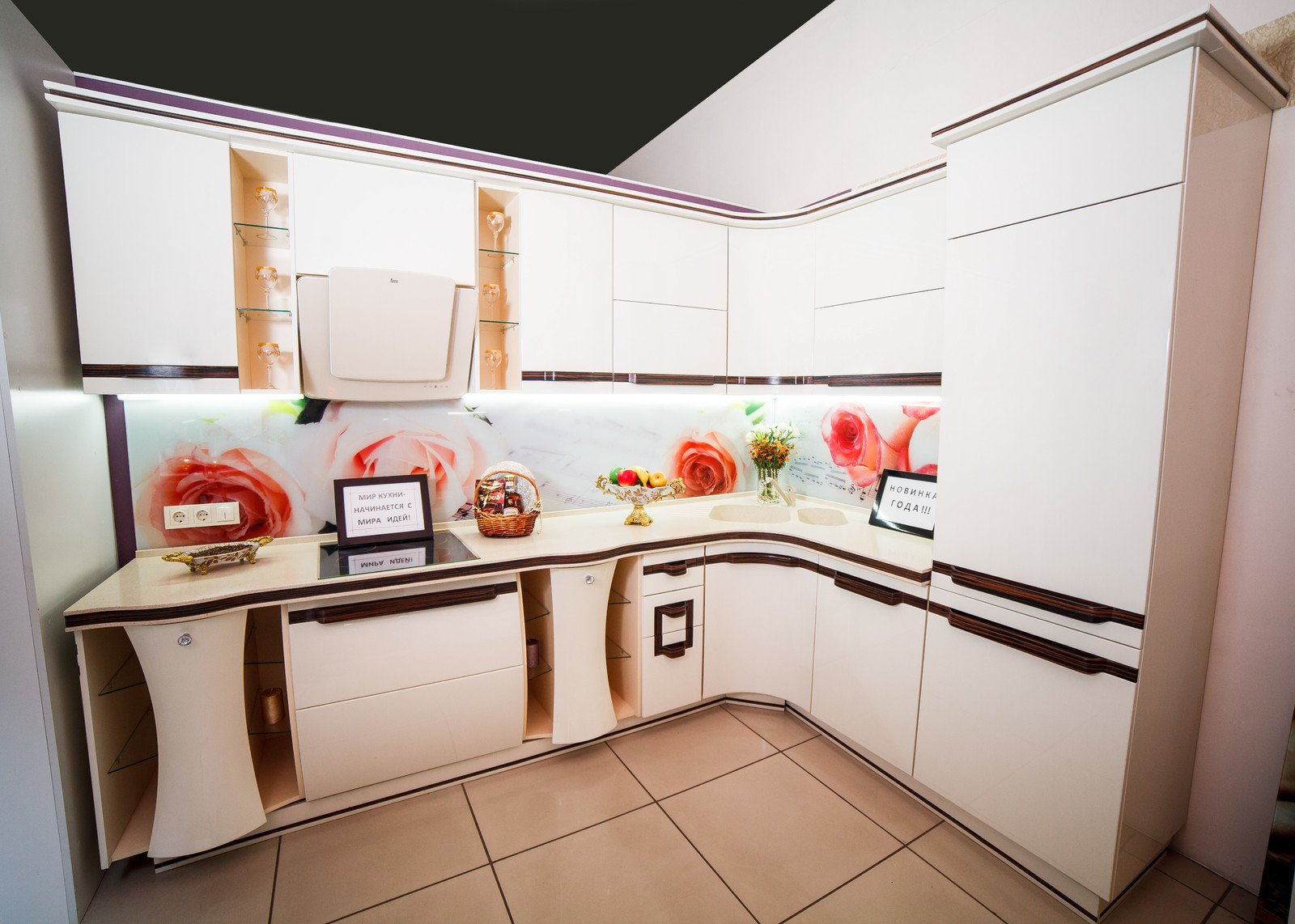 Кухня со вставками из шпона