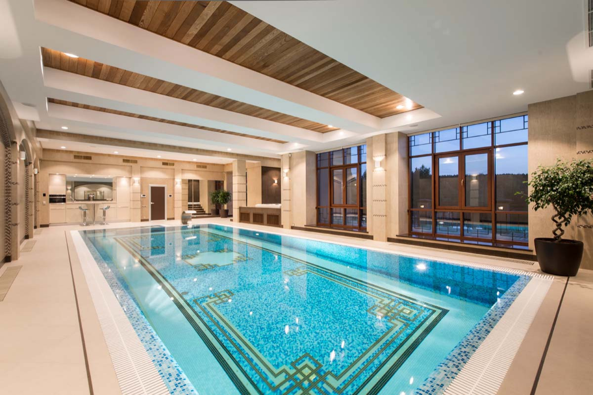 Частный бассейн в загородном доме