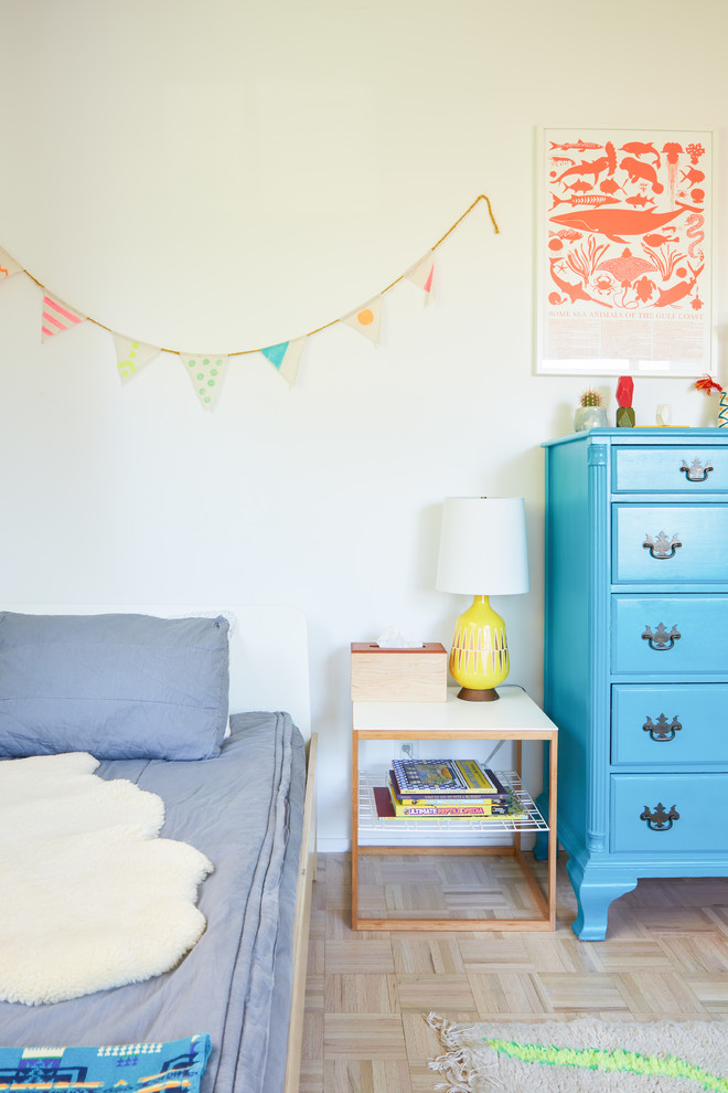 Design ideas for a midcentury toddler room for boys in Los Angeles with white walls.
