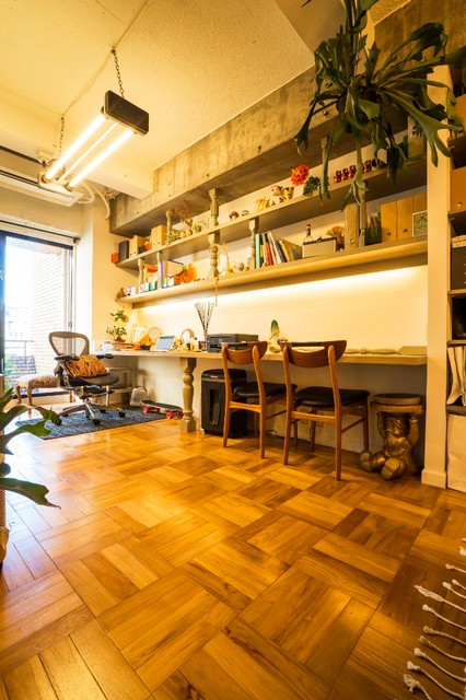 クリエイティブな作品が生み出される遊び心あふれたインダストリアルな空間 industrial-arbeitszimmer