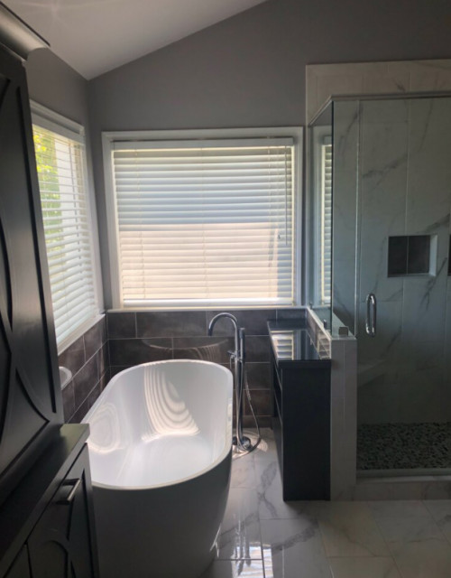 Dynamic Bathroom klassisch-modern-badezimmer