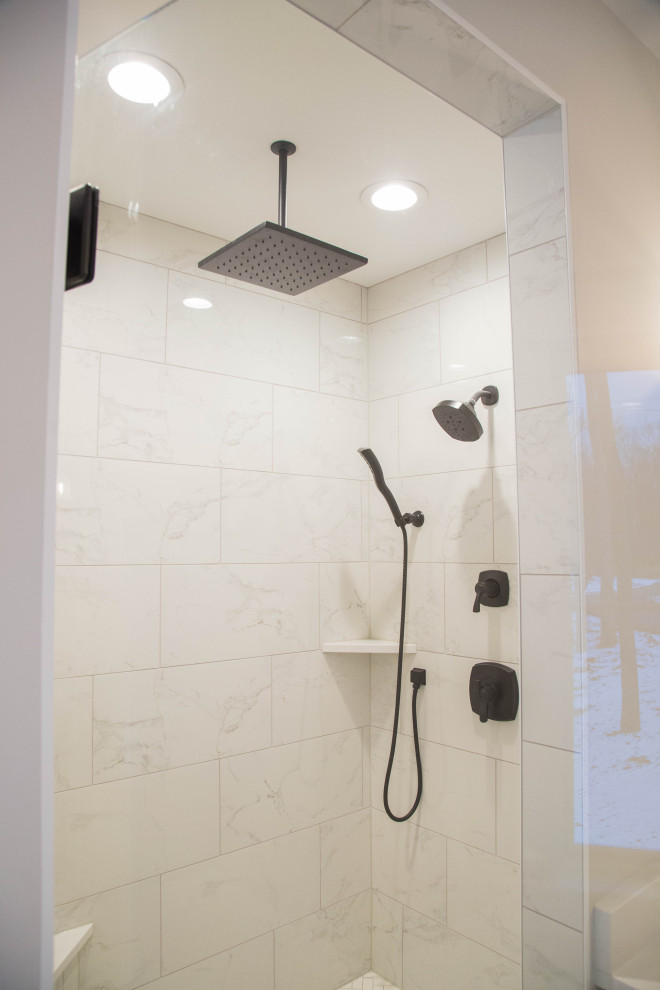 Foto på ett stort funkis en-suite badrum, med ett fristående badkar, en öppen dusch, vit kakel, vita väggar, marmorgolv, vitt golv och med dusch som är öppen