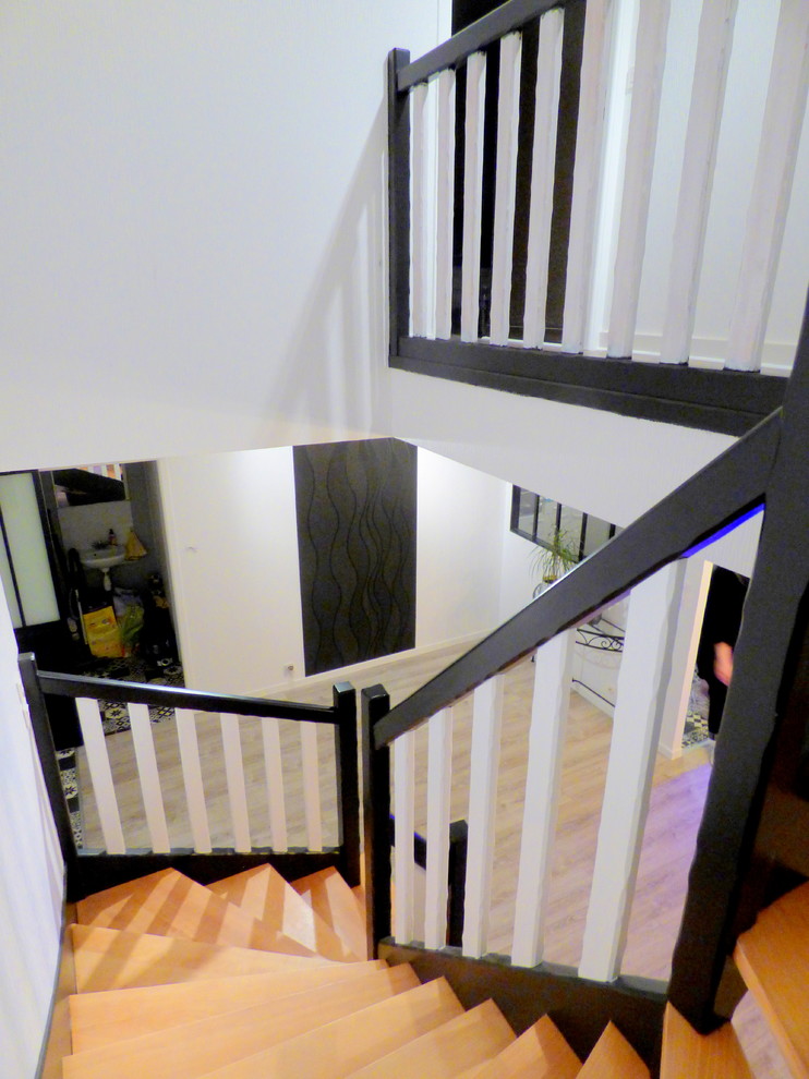 Идея дизайна: большая п-образная лестница в стиле модернизм с деревянными ступенями и деревянными перилами