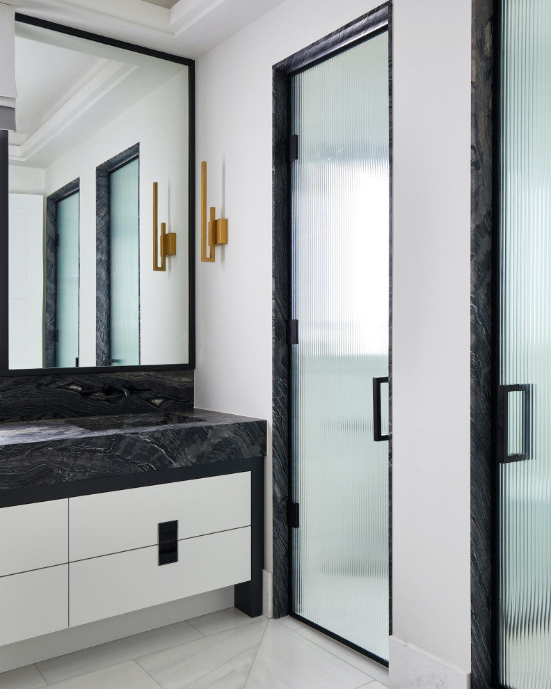 Idéer för ett stort modernt grå en-suite badrum, med vita skåp, ett fristående badkar, våtrum, vita väggar, ett integrerad handfat, marmorbänkskiva och dusch med gångjärnsdörr