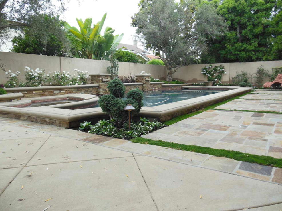 Inspiration for a transitional landscaping in Orange County.