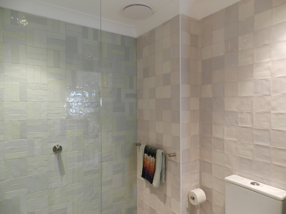 Design ideas for a small contemporary bathroom in Sydney.