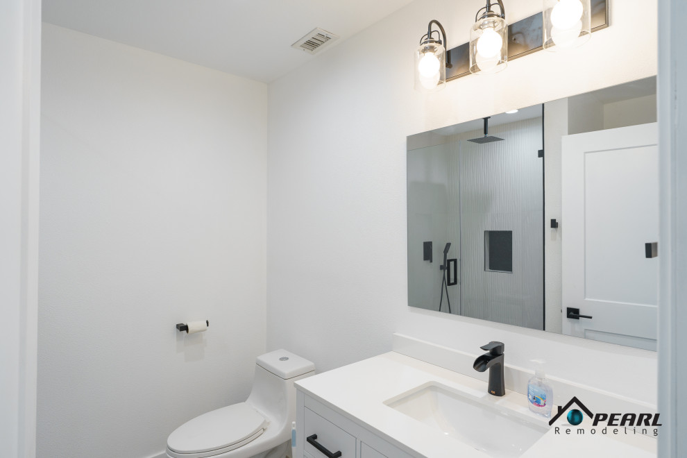 Пример оригинального дизайна: маленькая главная ванная комната со стиральной машиной в стиле модернизм с фасадами в стиле шейкер, белыми фасадами, душем в нише, унитазом-моноблоком, белой плиткой, каменной плиткой, белыми стенами, бетонным полом, накладной раковиной, мраморной столешницей, серым полом, душем с распашными дверями, белой столешницей, тумбой под одну раковину и напольной тумбой для на участке и в саду