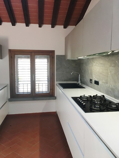 Una mansarda per due! modern-kueche