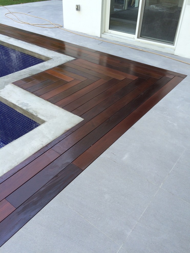Water fountain deck - mid-sized modern backyard water fountain deck idea in Miami with no cover
