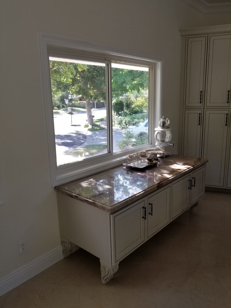 Home design - transitional home design idea in Los Angeles
