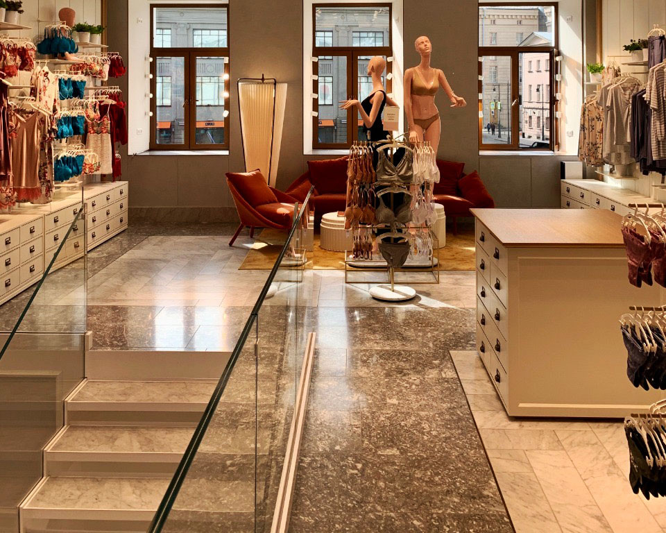 Лестница из стекла и металла