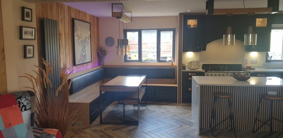 Foto på ett stort funkis grå kök, med en integrerad diskho, luckor med profilerade fronter, skåp i mellenmörkt trä, bänkskiva i kvartsit, grått stänkskydd, integrerade vitvaror, klinkergolv i porslin, en köksö och grått golv