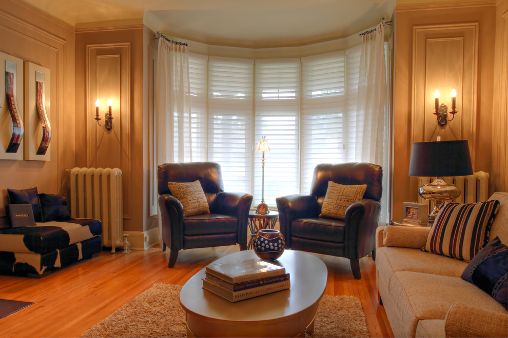 This is an example of a traditional family room in Toronto.
