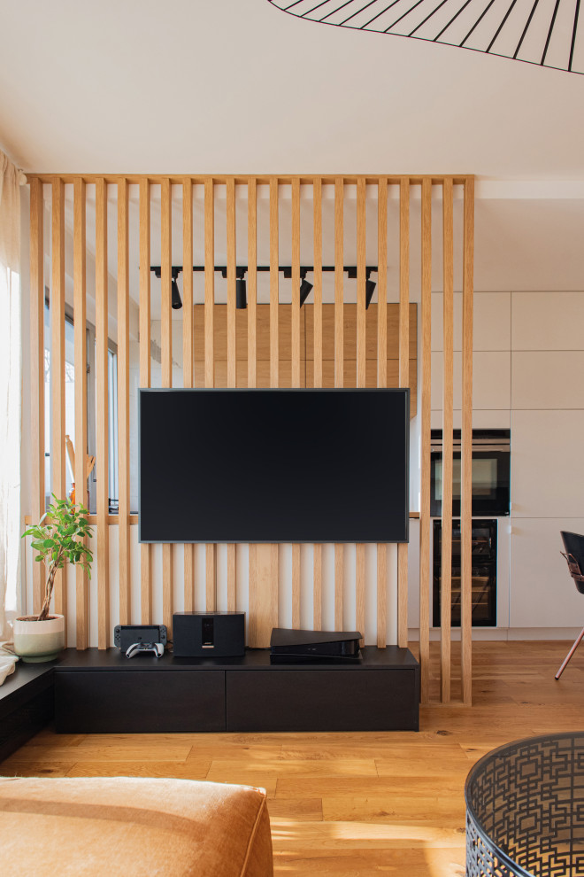 Idee per un soggiorno minimalista di medie dimensioni e aperto con TV a parete