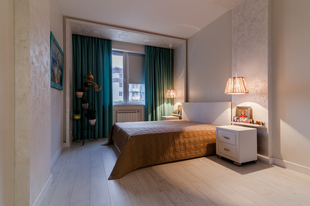 Просторная трехкомнатная квартира с приятным разноуровневым освещением в минимал