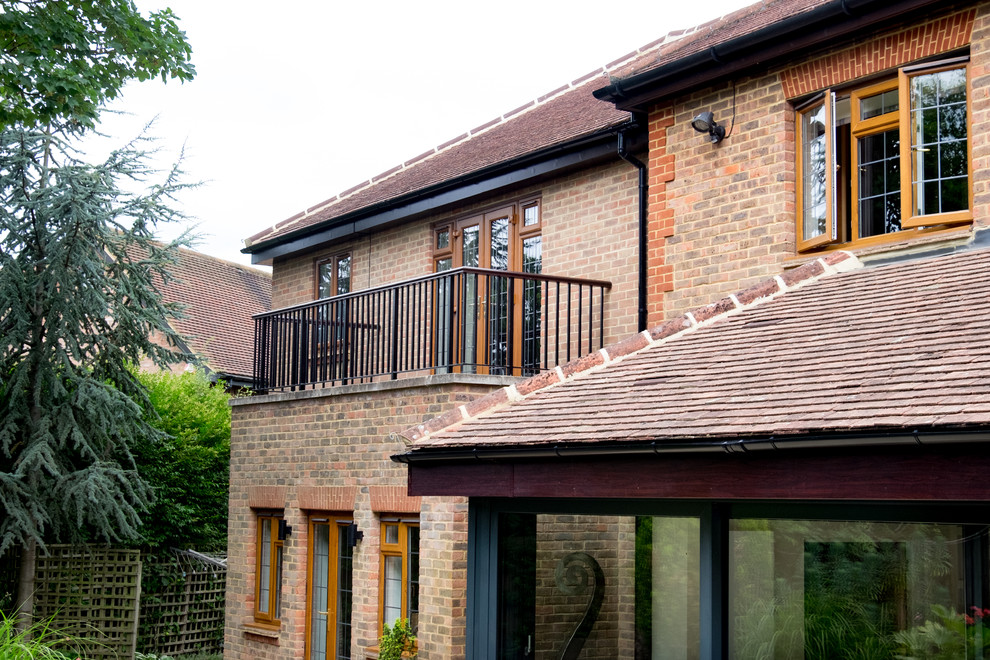 This is an example of a mid-sized traditional deck in Hertfordshire.